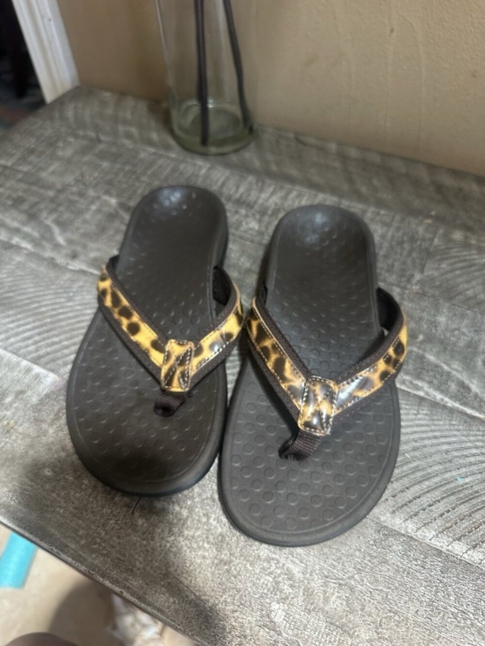 Vionic Leopard Print Black Flip Flop Sandals